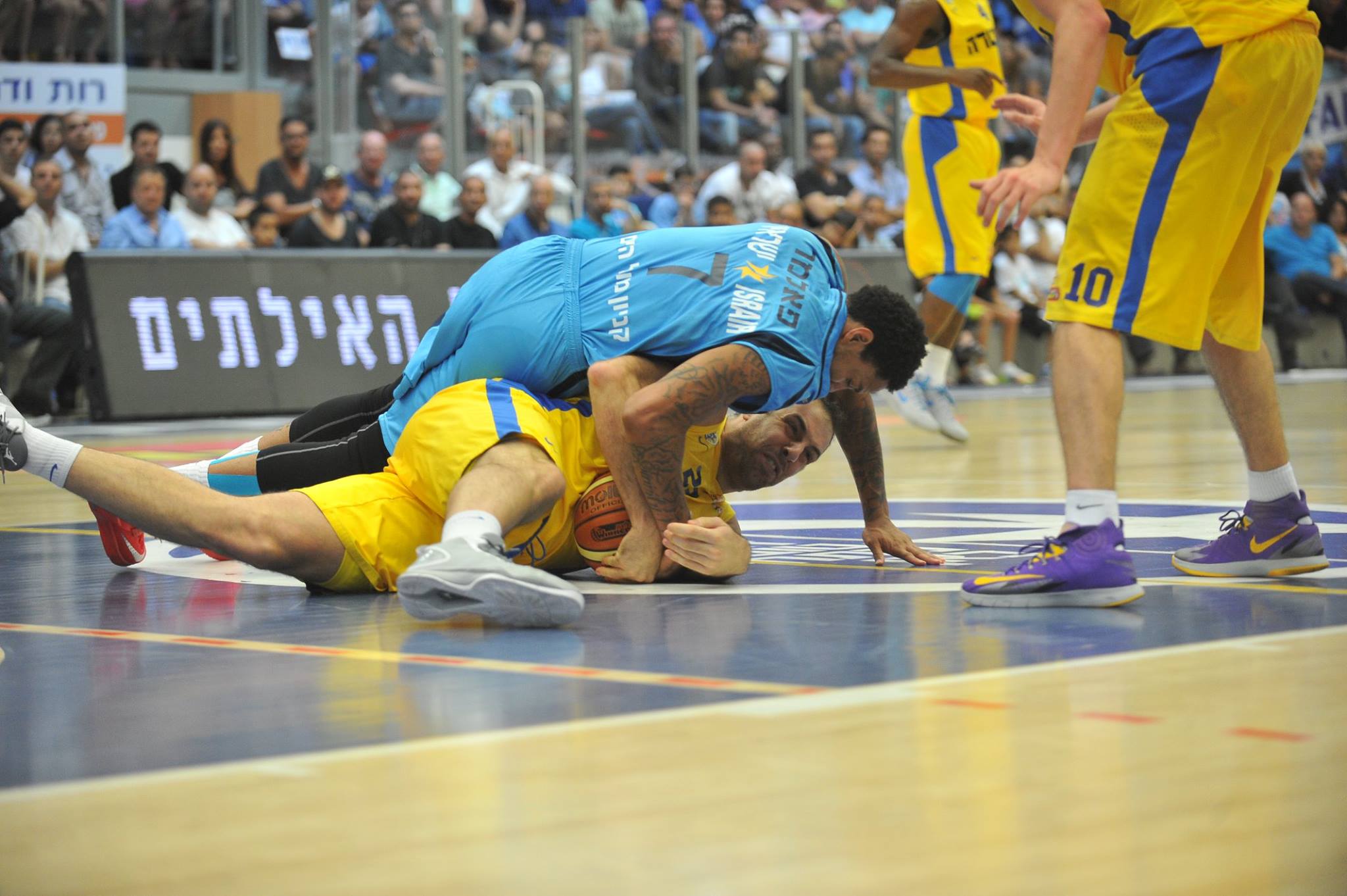 פלמר ומאריץ' על הפרקט. צילום: יניב כהן, מנהלת הליגה