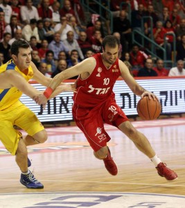 יותם הלפרין בתצוגה גדולה נגד האקסית. צילום: עודד קרני