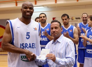 אבנר קופל מעניק אזרחות לטיוס אבנר קופל מעניק אזרחות לטיוס