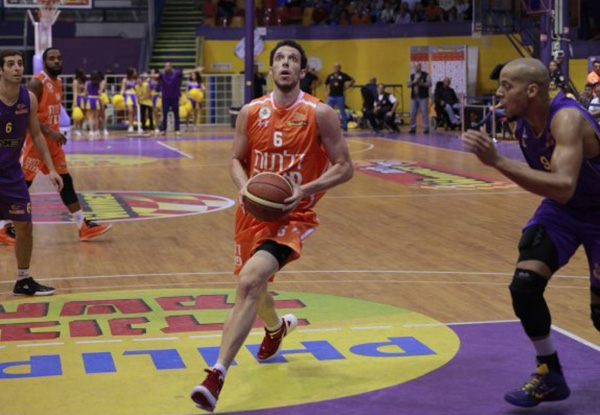 ניצן חנוכי נכנס לרשימת עשרת הקלעים הגדולים של מכבי ראשון לציון.