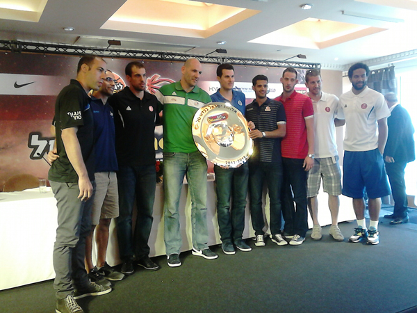 השחקנים והצלחת. צילום: אילון סלוס