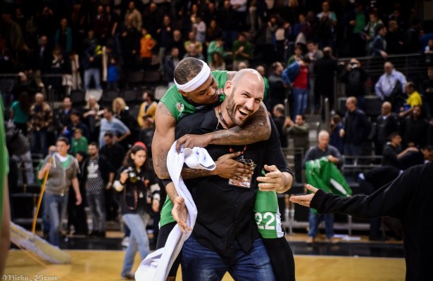 עידו קוז'יקרו ו-וויל גרייבס חוגגים ניצחון גדול על מכבי תל אביב ברוממה.