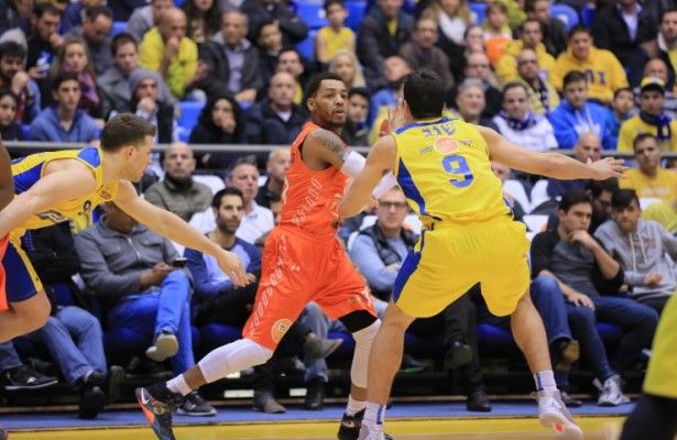 מארק ליונס ממכבי ראשון לציון מול איתי שגב וגל מקל ממכבי תל אביב.