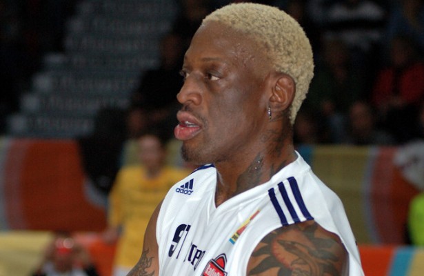 עם חזרתו של שחקן העבר, דניס רודמן, מביקורו בצפון קוריאה, ייכנס למכון גמילה מאלכוהול