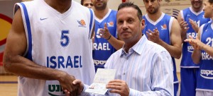 אבנר קופל מעניק אזרחות לטיוס